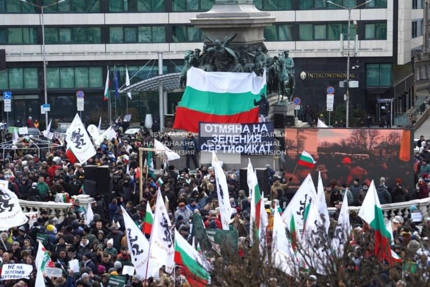 В Софии тысячи людей протестуют против введения ковид-паспортов.