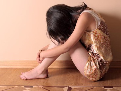 O adolescentă de 14 ani a fost tăiată cu un cuțit de bucătărie de către sora mai mare.