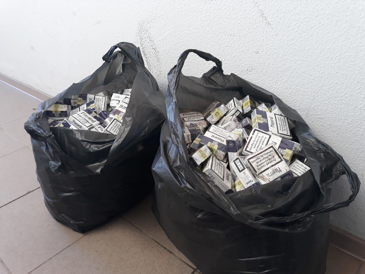 Контрабандные сигареты перехватили на государственной границе.