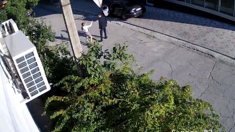 Камера наблюдениz зафиксировала. как мужчина избивает женщину на глазах у ребенка.