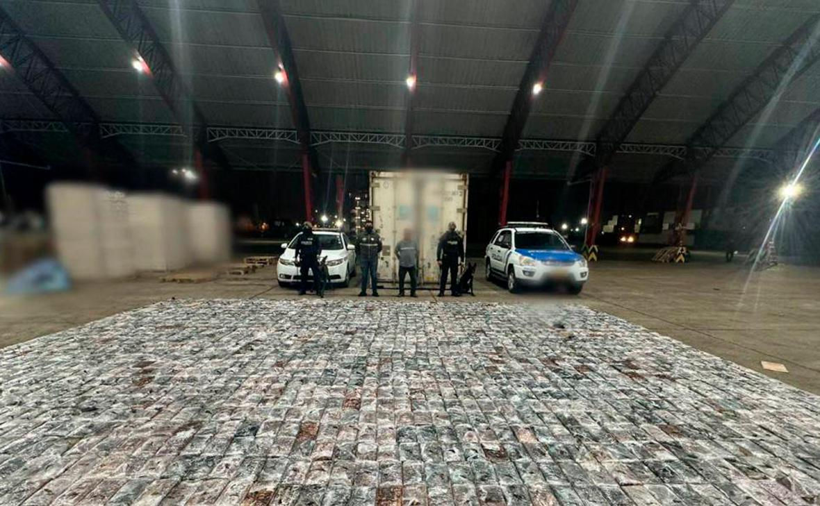 В Эквадоре нашли три тонны кокаина в ящиках с бананами для России.