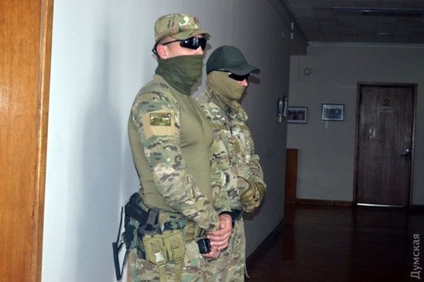 В одном из кабинетов Одесской областной государственной администрации сотрудники СБУ и Генпрокуратуры проводят обыск.