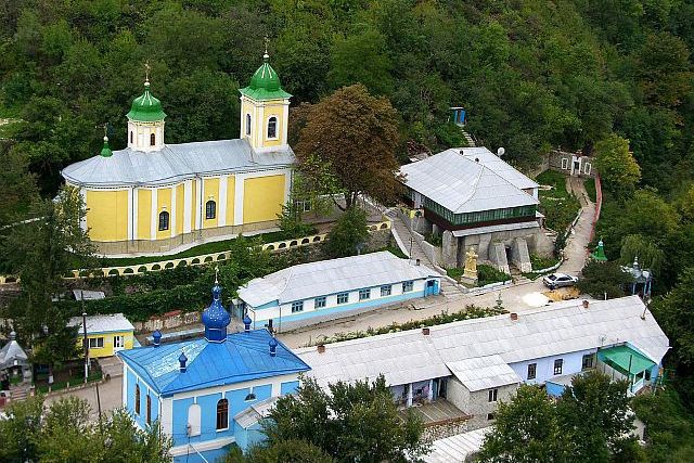 Новые туристические маршруты включают агрохозяйства, ремесленные  мастерские, сёла с богатой историей, церкви, монастыри, Брэнештские винные подвалы и т.д.