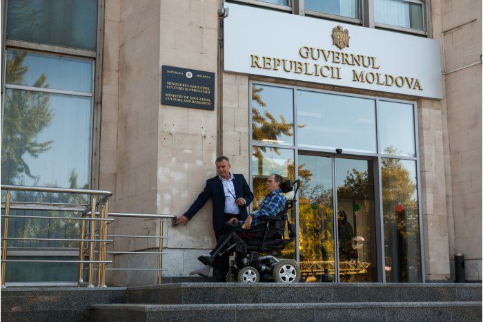 Власти предпримут новые меры по поддержке лиц с ограниченными возможностями.