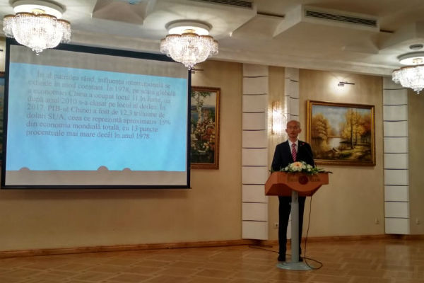 Китай искренне убеждён, что Молдова добьётся больших успехов в процессе своего экономического и социального развития.
