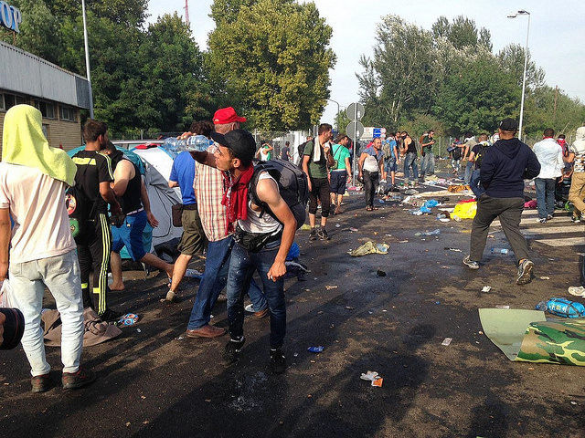 Poliţia din Ungaria a intervenit cu gaze lacrimogene și tunuri de apă. Foto: deschide.md