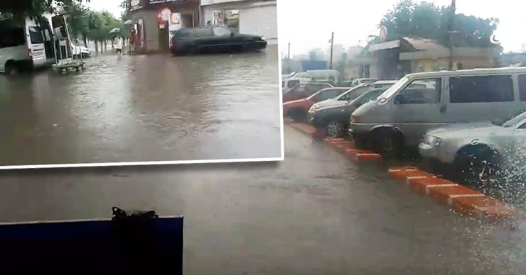 В Приднестровье сильный дождь - улицы превратились в реки.
