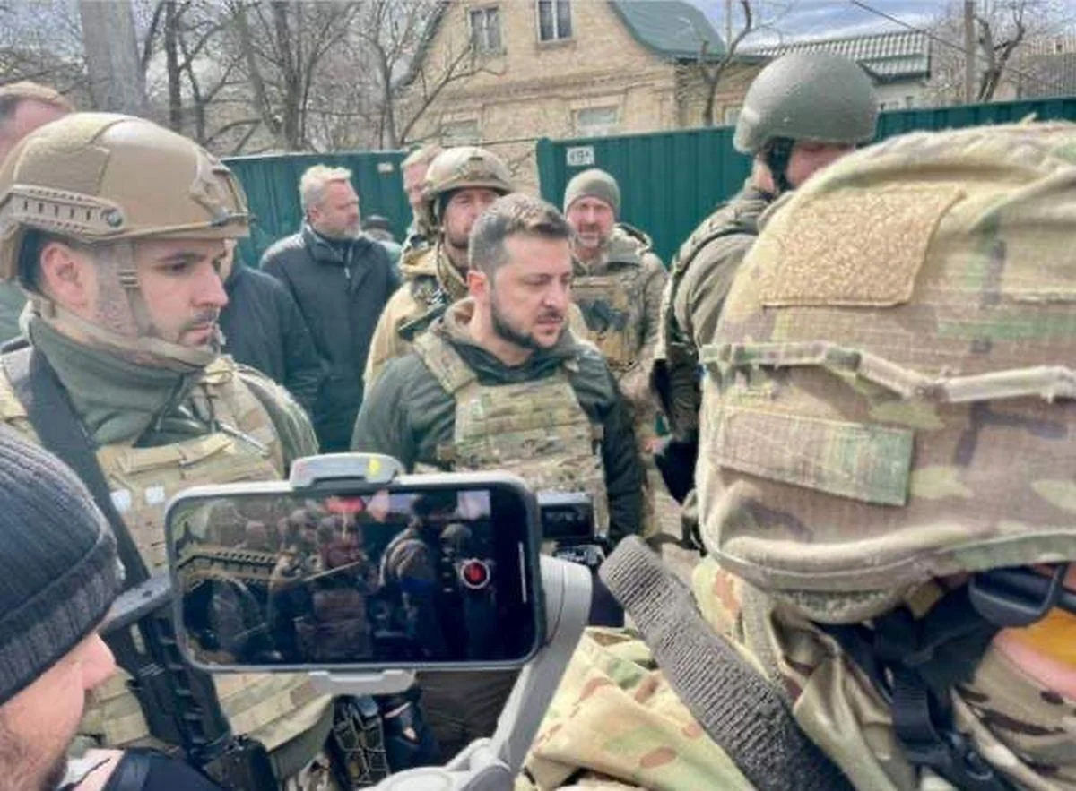 Зеленский в Буче: Россия совершила военные преступления в Украине.