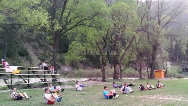 Caz amuzant în România: Meci întrerupt după ce toate mingile au ajuns în râu. Foto: obiectivdesuceava.ro