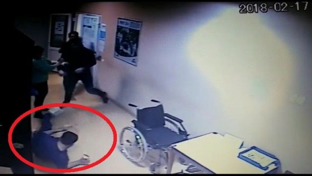 Medic român, filmat în spital cum este bătut cu mâinile şi picioarele. Foto: Observator TV