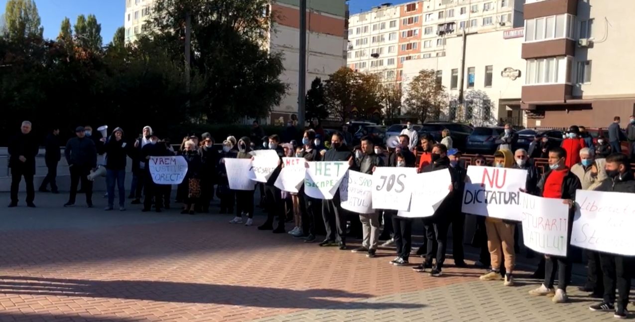 У суда сектора Чеканы проходит протест: люди требуют освободить Стояногло.