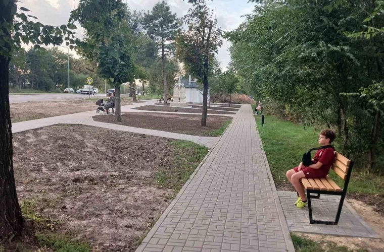  Работы по восстановлению мини-сквера в зоне городка «Аэропорт» завершены.