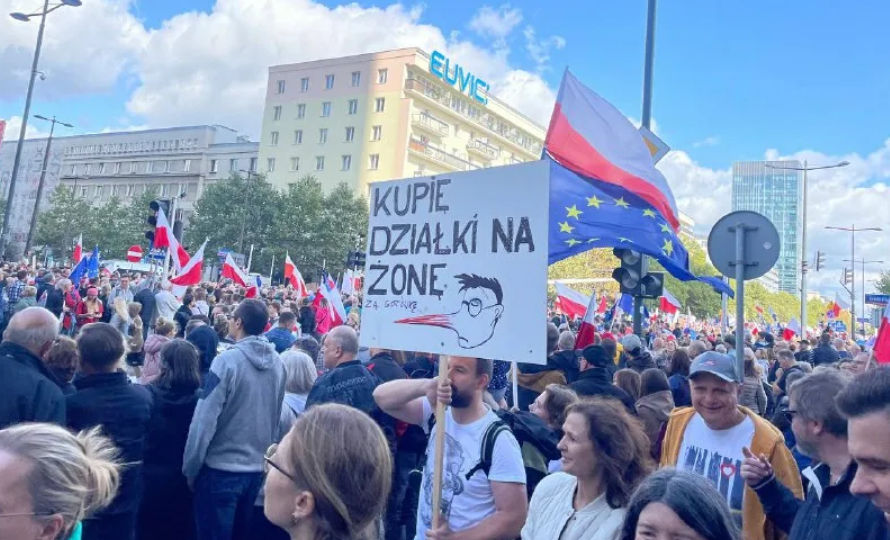 В Варшаве тысячи людей собрались на антиправительственный марш.