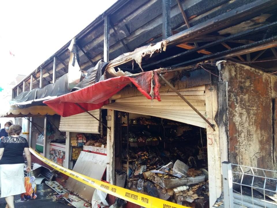На центральном рынке произошел пожар, сгорели 5 киосков.