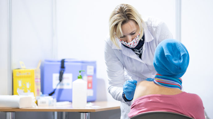 В Украине разрешили бустерную дозу COVID-вакцины.