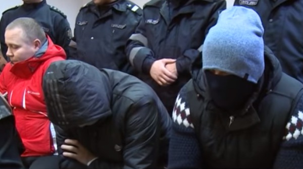 Ни один из заключенных не был прикован наручниками в зале суда, что и позволило им сбежать до вынесения приговора.