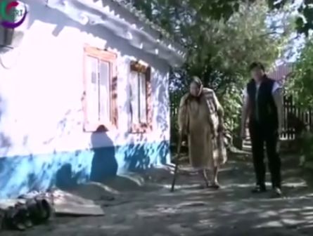 За Федорой Костович присматривают соседи, они успели прийти первыми на помощь.