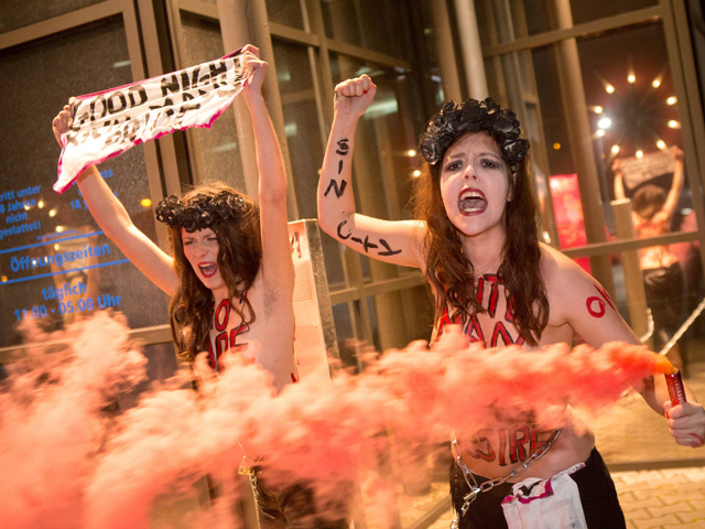 Во всем мире известна организация украинских феминисток Femen, которые обычно выражают свое недовольство топлесс-акциями, демонстрируя лозунги, написанные на груди. Фото: Global Look Press