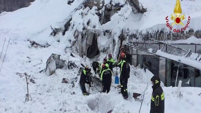 На месте схода лавины на отель в Италии нашли восемь выживших.
