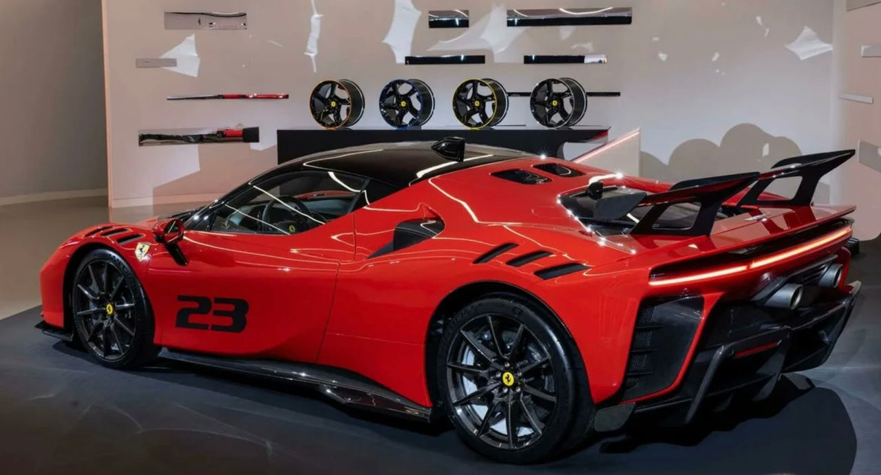 Ferrari majorează prețurile în SUA ca răspuns la tarifele auto impuse de Trump.