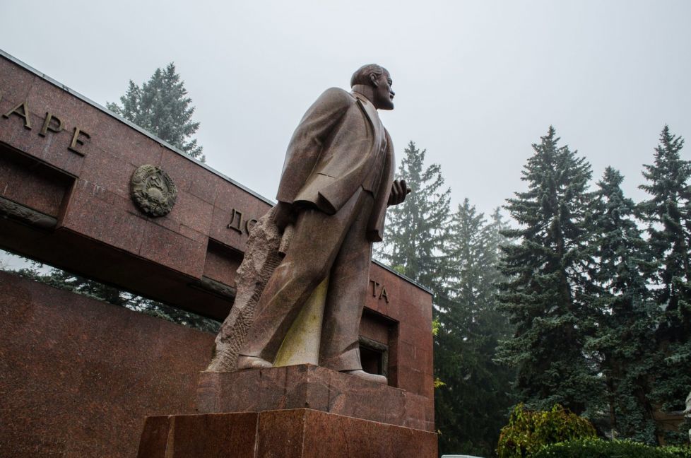 După mulți ani, în Moldova a fost instalat un monument lui Lenin. 