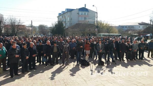 Завершился митинг принятием резолюции.