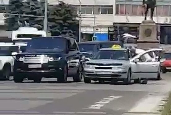 Șoferul unui Range Rover, filmat cum agresează un taximetrist în Chișinău. Foto: captură video
