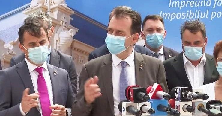 Румынский министр копировал жесты премьера во время пресс-конференции.