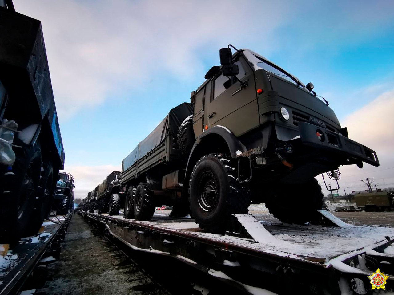 В Беларусь прибыл еще один военный эшелон из России.