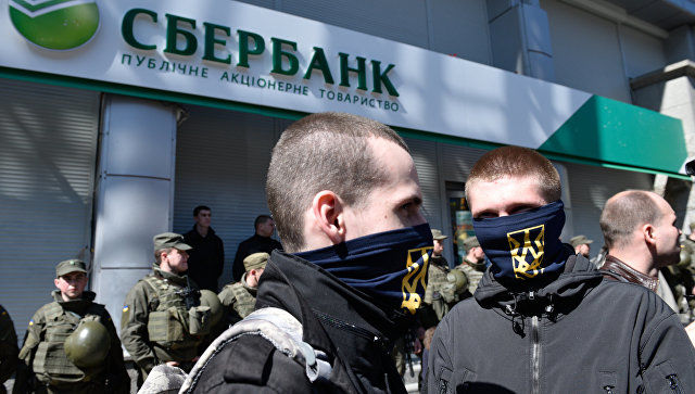 Радикалы из украинской партии "Национальный корпус" блокируют работу отделения Сбербанка в Харькове. 
