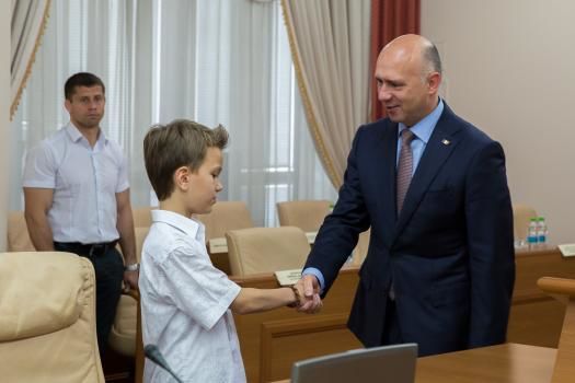 Prim-ministrul Pavel Filip a discutat cu un grup de elevi, premianţi ai olimpiadelor internaţionale şi naţionale pe disciplinele şcolar