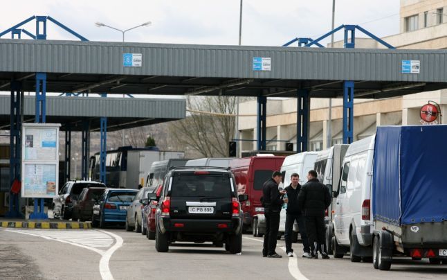 Пограничники обнаружили во время пограничного контроля у гражданина Молдовы спрятанные поддельные документы.