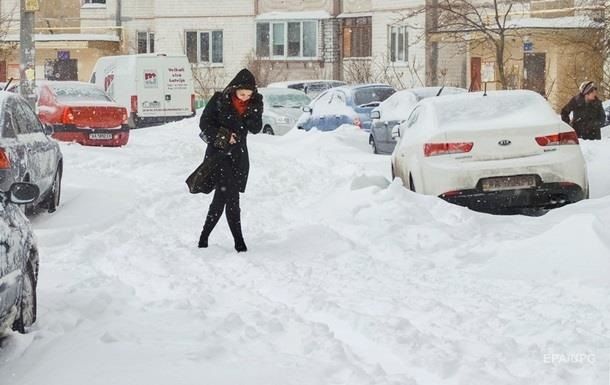Conducătorii auto sunt atenționați să țină în portbagajul mașinii lopată și lanțuri, iar echiparea autoturismului să fie cu pneuri de iarnă. 