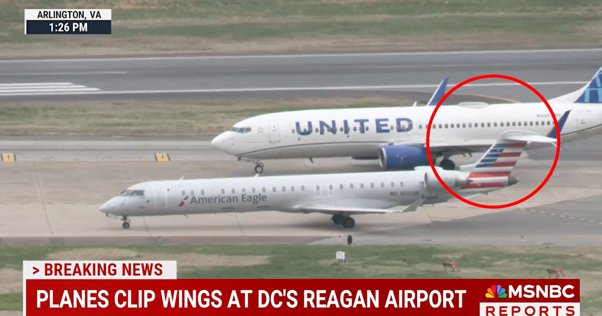 В аэропорту Вашингтона самолет задел крылом соседний борт с конгрессменами.