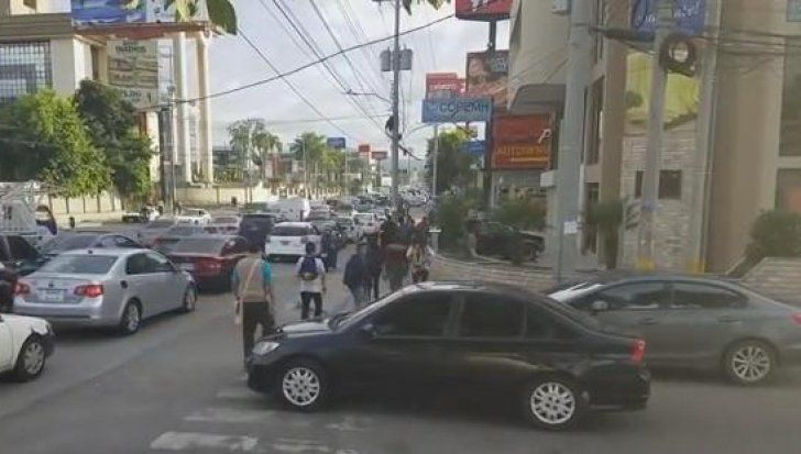 Lecţia primită de un şofer care şi-a parcat maşina pe trecerea de pietoni. 