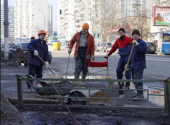 Pe primele două poziţii sunt muncitorii din Uzbekistan şi Tadjikistan.