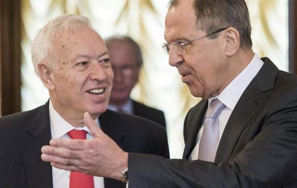 Глава МИД РФ предлагает ЕС с помощью санкций "заставить" Украину выполнять минские соглашения.
