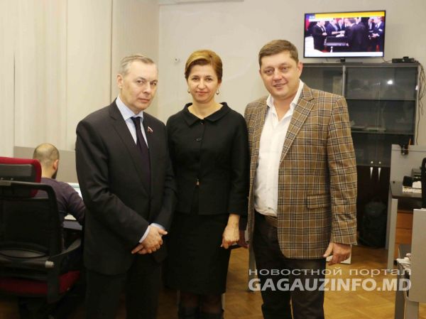 Депутаты Госдумы Александр Тарнавский, Олег Пахолков от фракции «Справедливая Россия», депутат Ириной Влах. Фото: gagauzinfo.md
