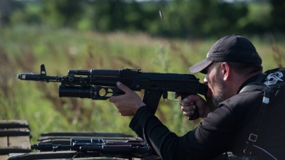 Estul Ucrainei continuă să fie măcinat de violenţe. Tiruri intense de artilerie au fost înregistrate în apropierea de regiunea Doneţk.