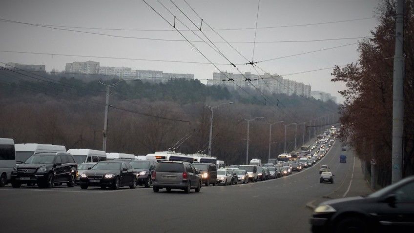 Poliția va informa șoferii despre ambuteiajele create pe drumuri. 