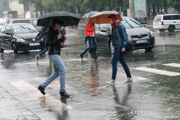 Serviciul Hidrometeorologic de Stat anunţă cod galben de averse puternice pentru luni, 13 iunie.