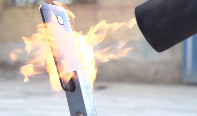 В руках испытателя оказался смартфон HTC One M9.