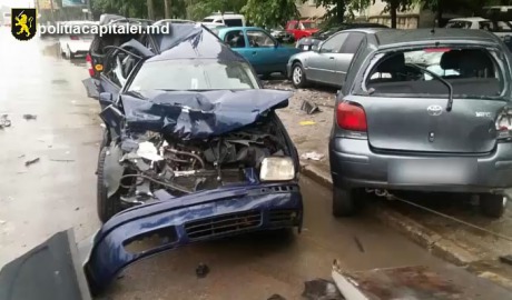 Un tânăr de 21 de ani a făcut praf mai multe automobile în cartierul Sculeni. Foto: jurnal.md