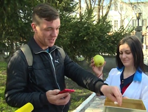 За яблоки, некоторые курильщики отдавали все имеющиеся при себе сигареты. 