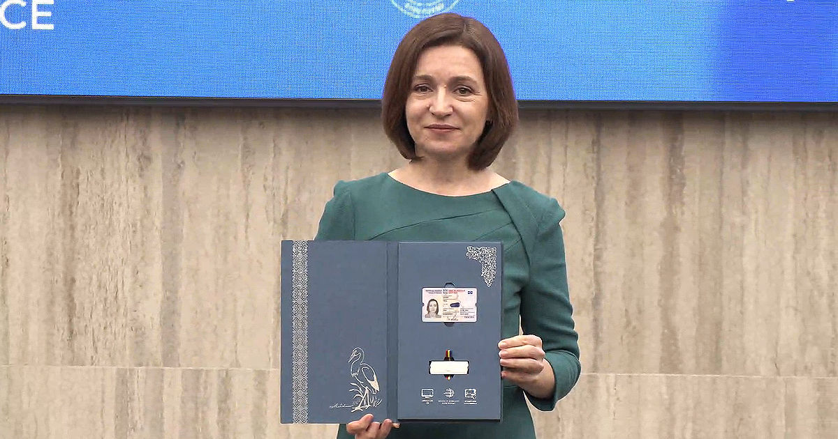 Moldova a început să elibereze noi buletine de identitate: Primul document i-a fost înmânat Maiei Sandu.