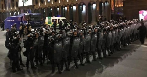 Глава МВД Грузии извинился перед протестующими.