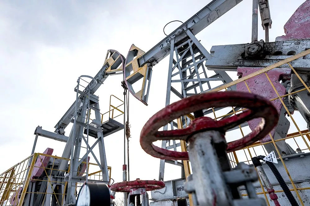 В США заявили, что потолок цен на нефть из России «работает хорошо».