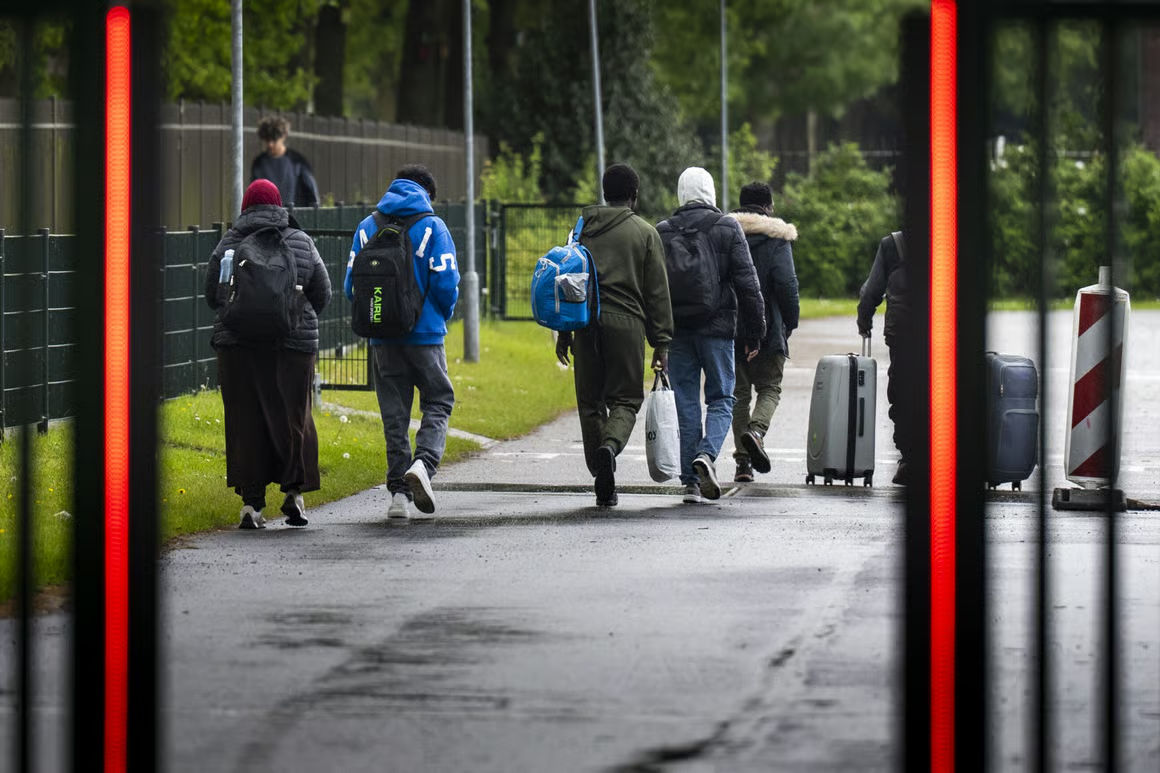 UE va deschide centre de detenție pentru migranți în afara Europei.