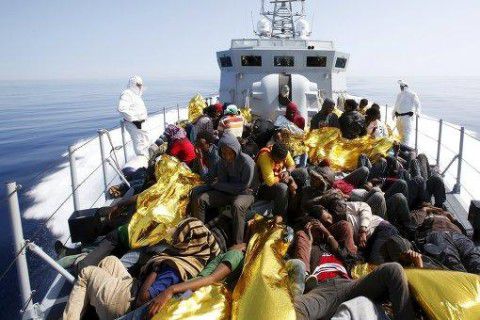 Итальянские моряки часто спасают нелегалов в рамках регулярной операции "Маре Нострум".