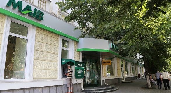 Reporterii RISE Moldova au urmărit firul tranzacțiilor prin care mai multe firme offshore, reprezentate de persoane „proxy” din Ucraina, au devenit acționare la MAIB.